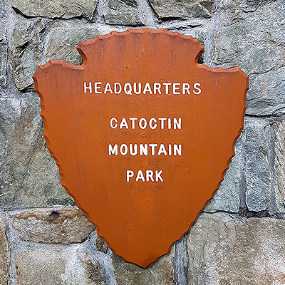 Holzschild mit der Aufschrift "Headquarters Catoctin National Park"