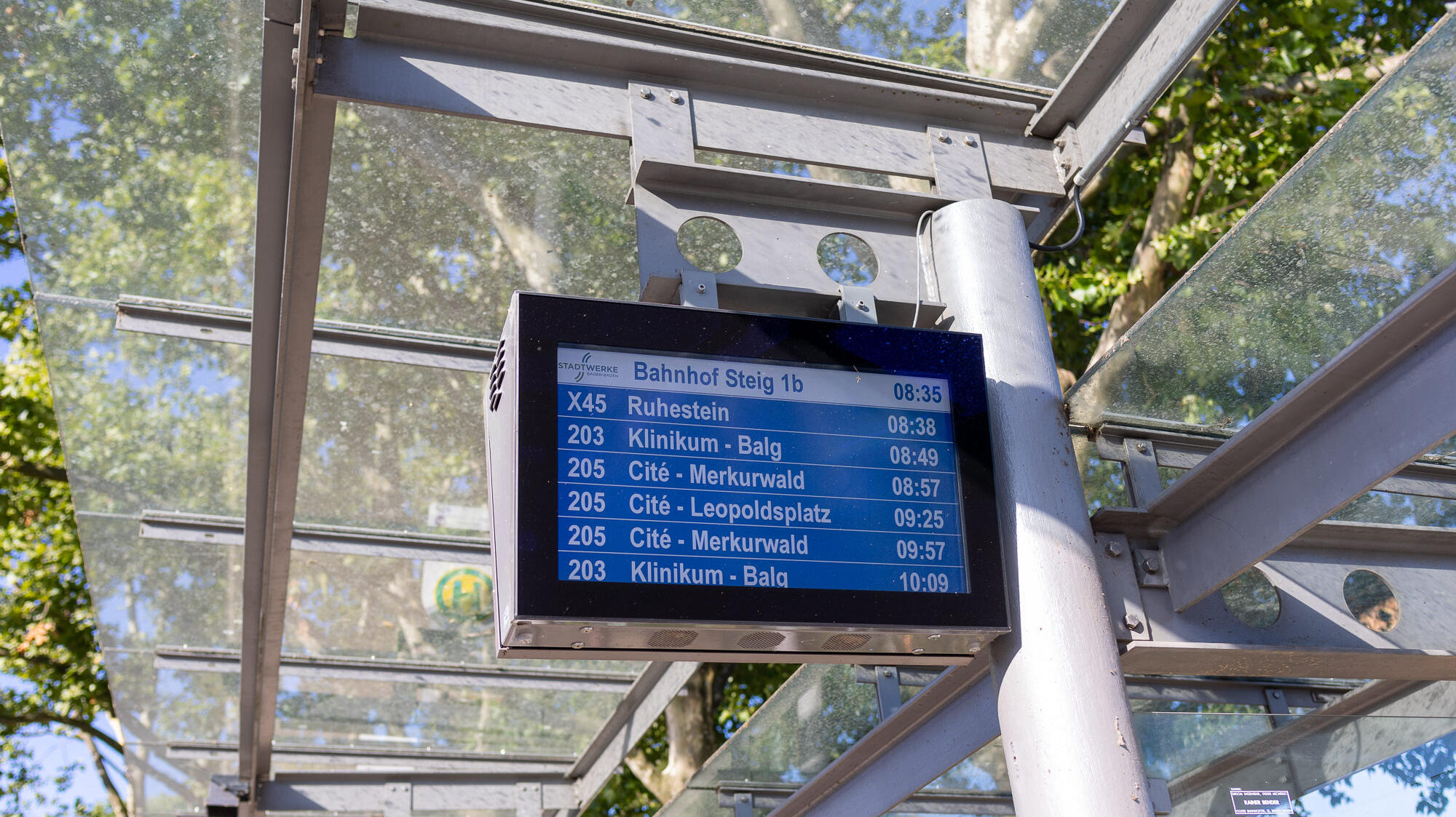 Das Bild zeigt eine elektronische Fahrplanauskunft.