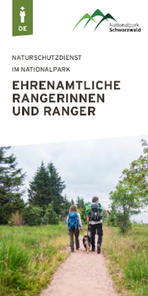 Cover der Infobroschüre zum ehrenamtlichen Naturschutzdienst, darauf sieht man eine Gruppe Rangerinnen und Ranger im Wald. 