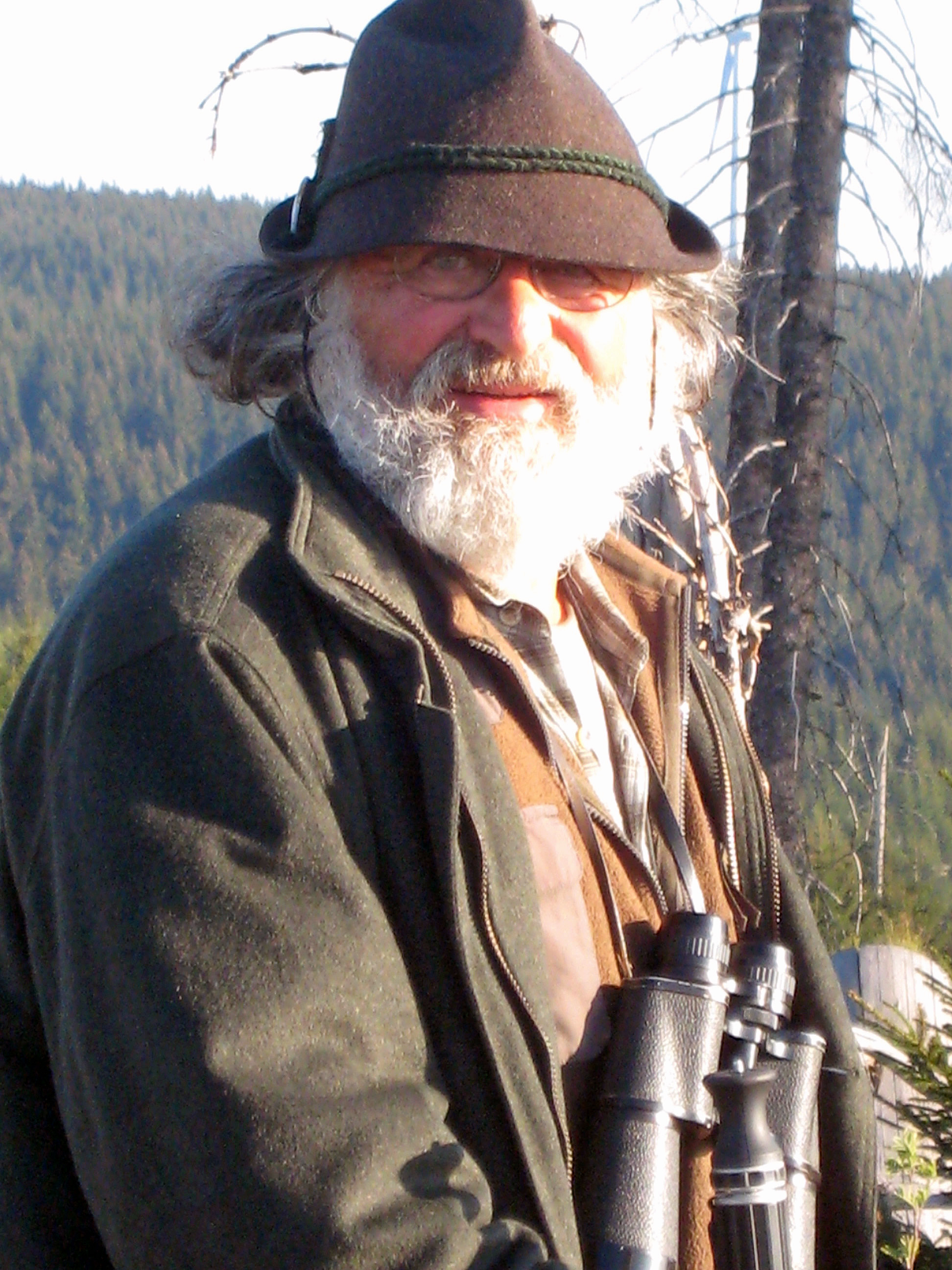 Ein Mann mit Hut und Feldstecher. Foto: Bernhard Wagner