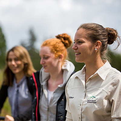 Rangerin führt eine Gruppe durch den Nationalpark Schwarzwald