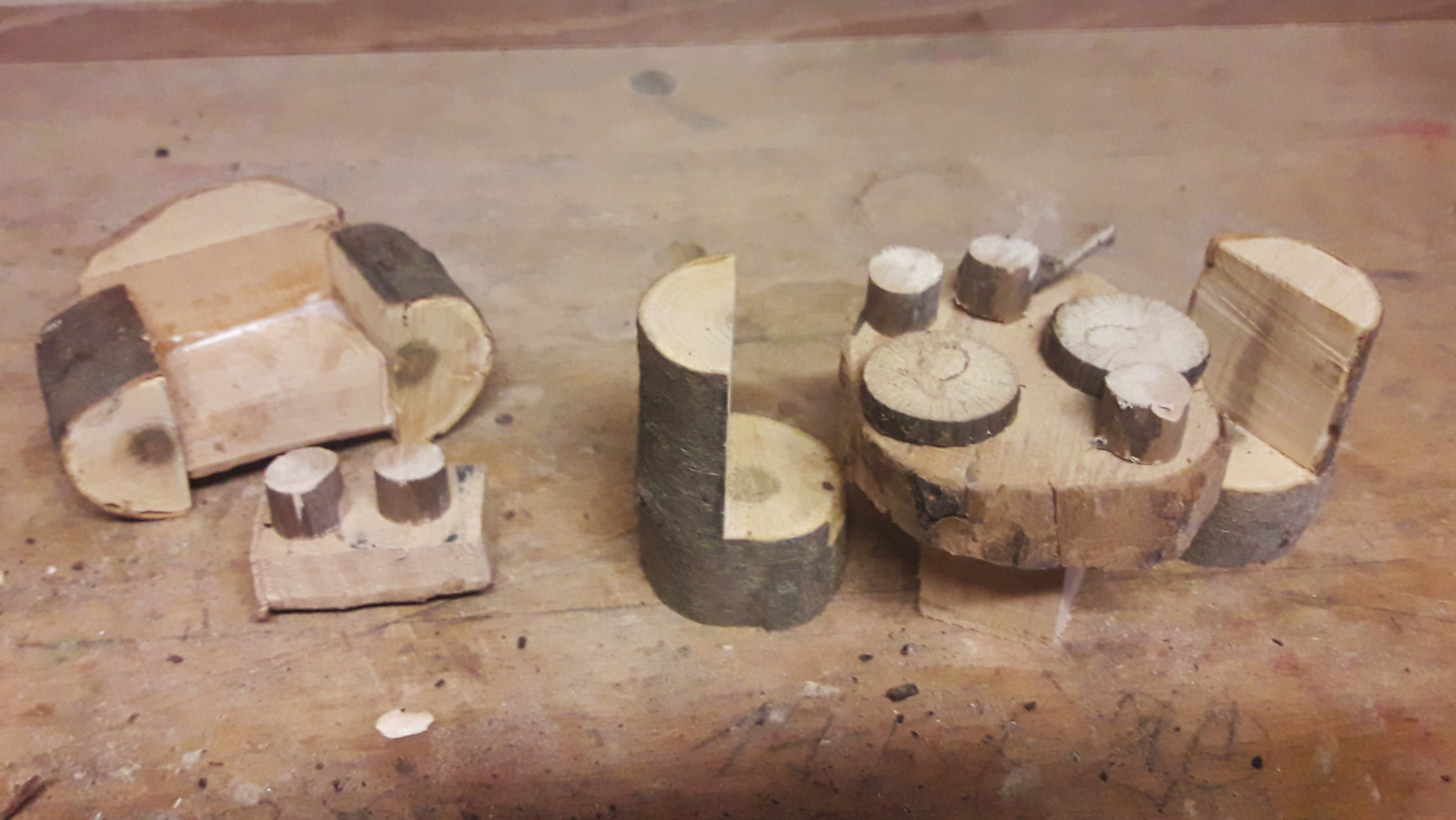 Zwergenstube mit Tisch, Stuhl, Sofa und Tellern aus Holz gebaut © Luis Scheuermann (Nationalpark Schwarzwald)