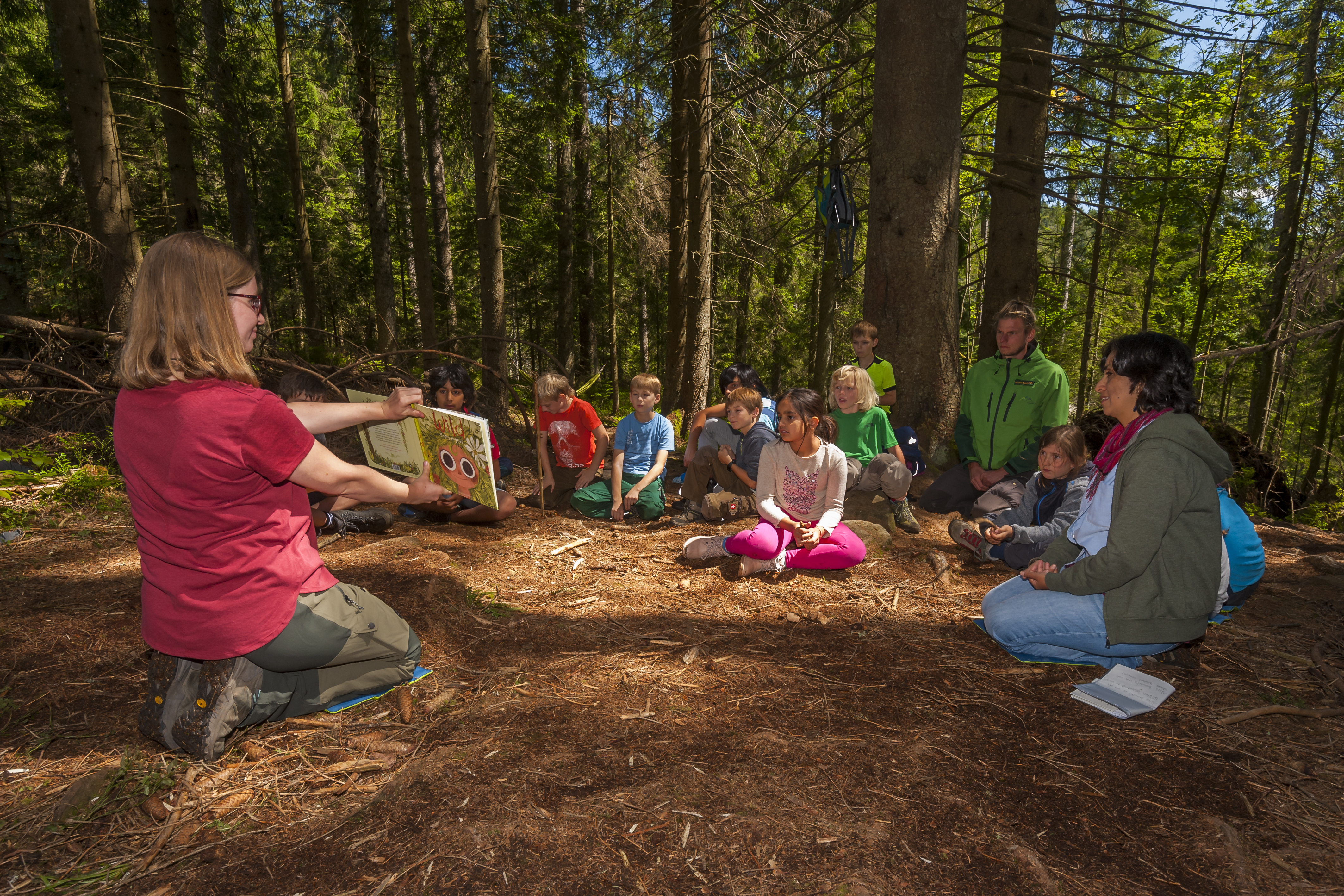 Kinder und Betreuer sitzen in einer Runde zum Philosophieren zusammen © Luis Scheuermann (Nationalpark Schwarzwald)