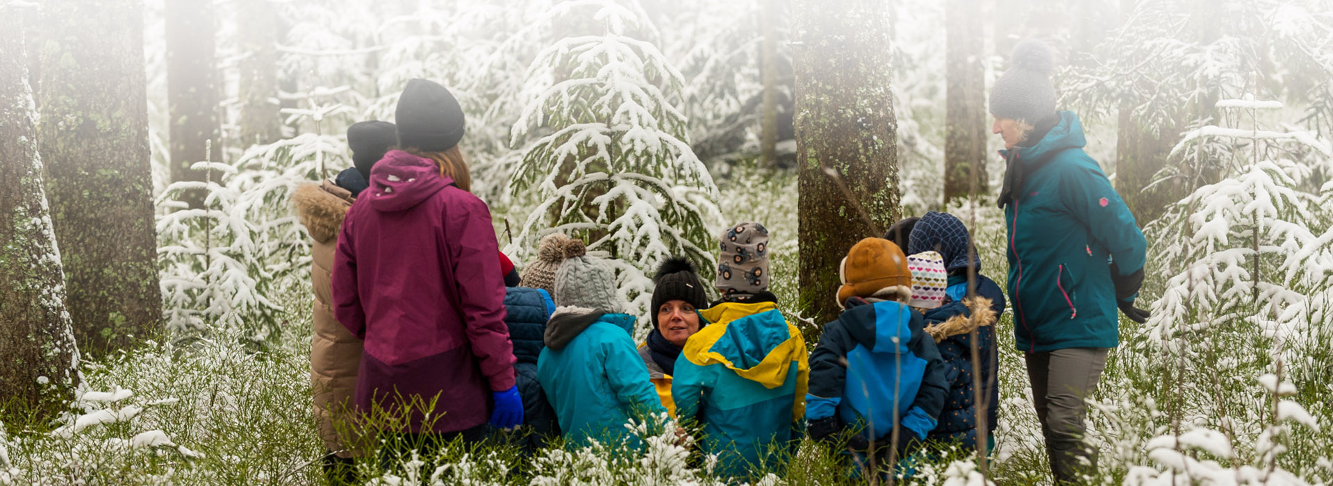 Kindergartenkinder und Erzieher stehen im Kreis in einer Winterlandschaft © Luis Scheuermann (Nationalpark Schwarzwald)