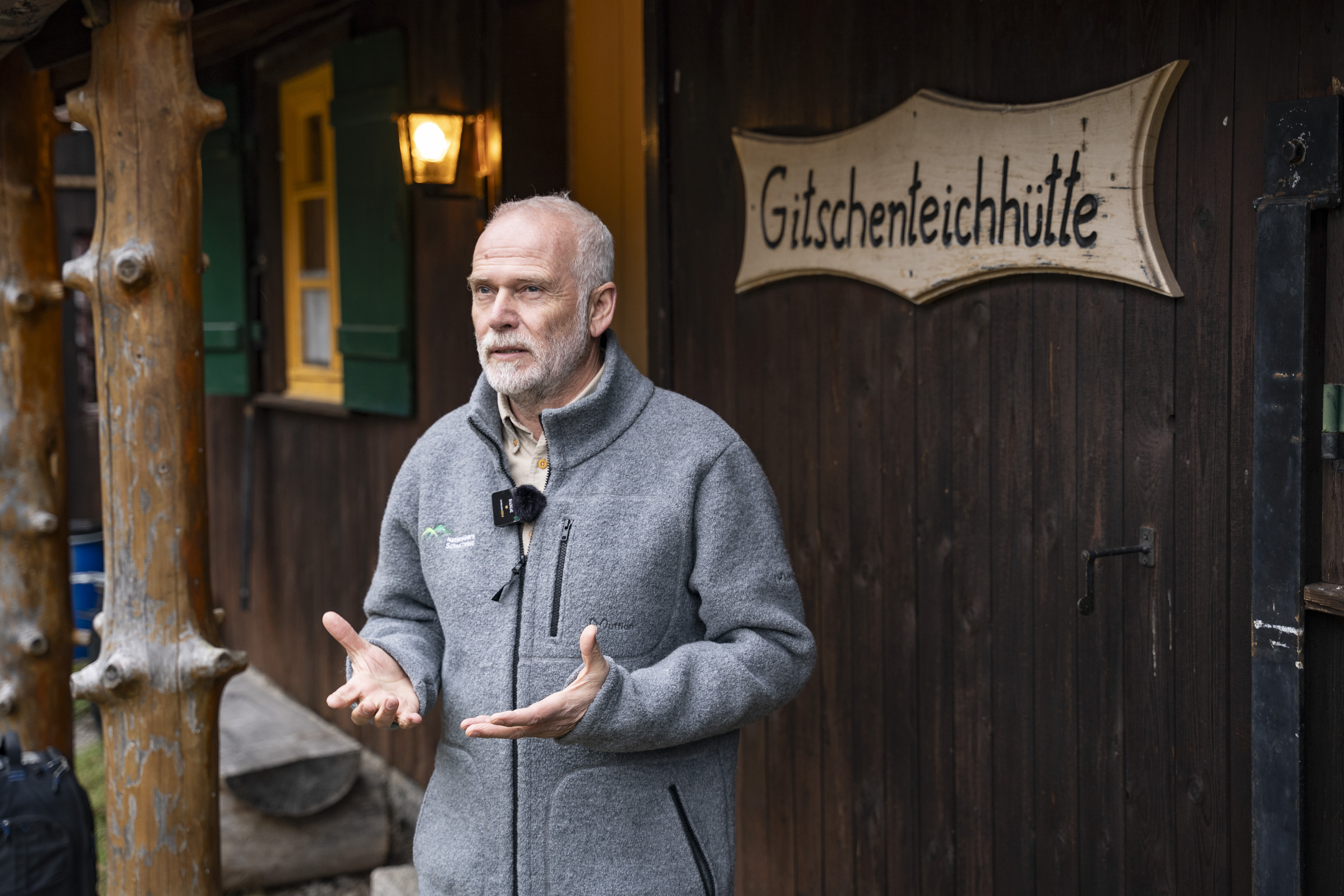 Nationalparkleiter Schlund vor der Gitschenteichhütte in Zwickgabel