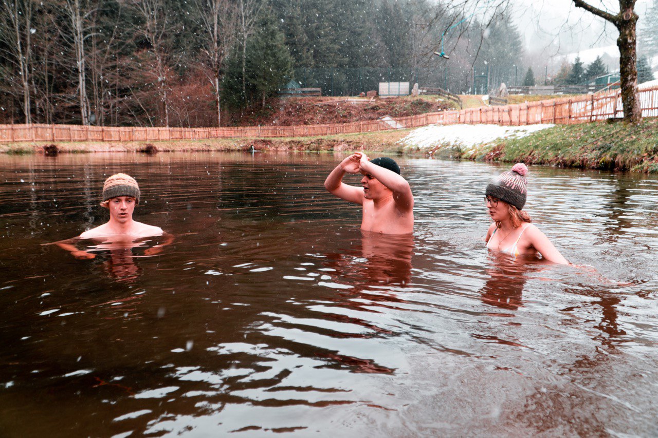 Die drei baden im kalten See.