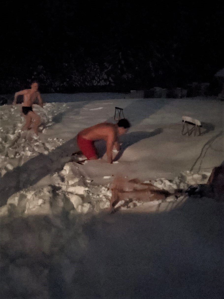 Die Jungs wälzen sich im Schnee und haben Spaß