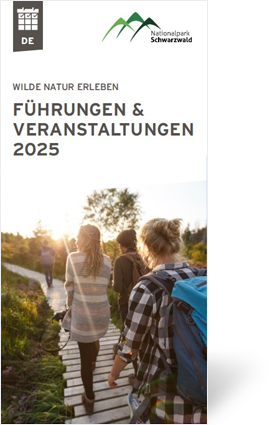 Vorderseite Flyer Jahresporogramm, Personen bei einer Exkursion