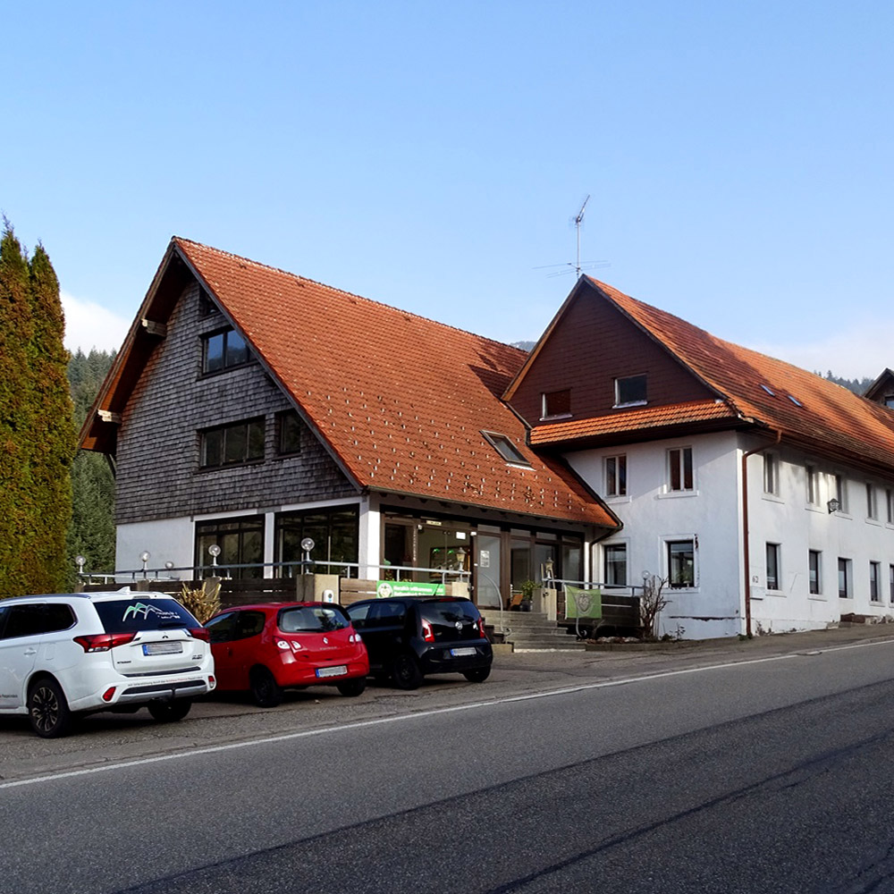 Abgebildet ist das ehemalige Hotel Adler in Seebach