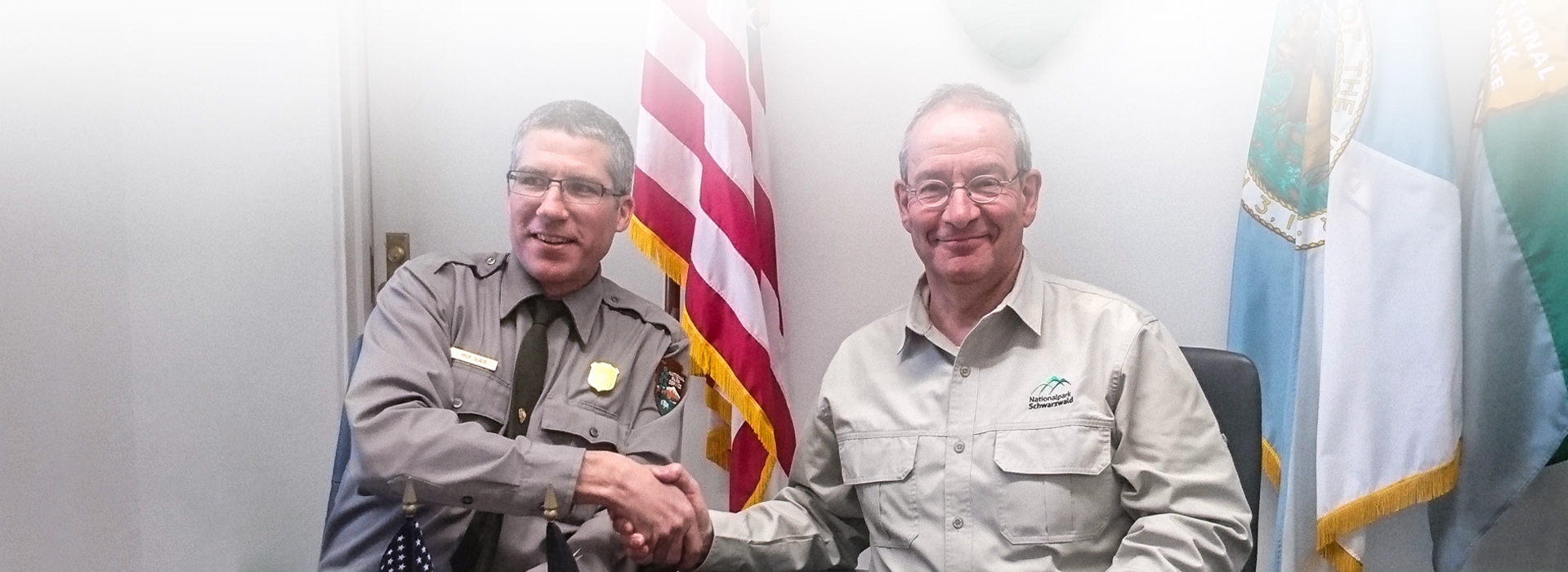 Handshake der Nationalparkleiter Thomas Waldenspuhl und Rick Slade