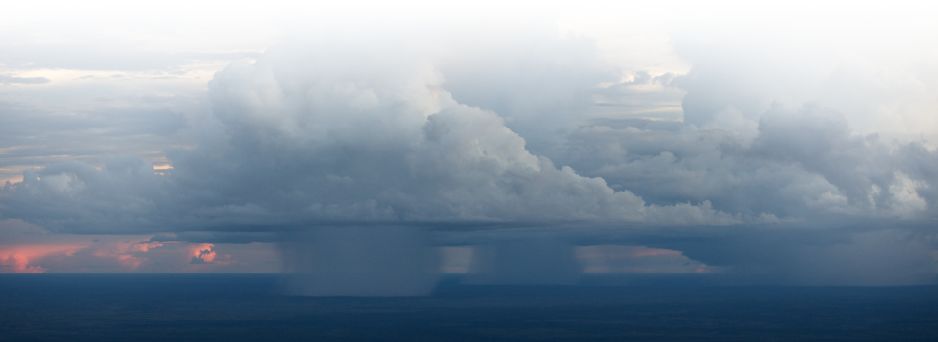 Wolkenbildung mit Niederschlag über tropischem Regenwald © Markus Mauthe