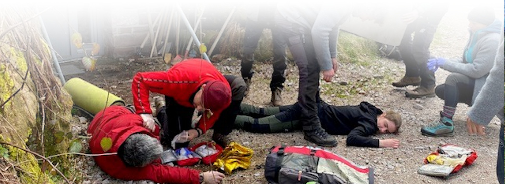 Ranger und Wildnisbildungsteam beim Outdoor-Erste-Hilfe-Kurs