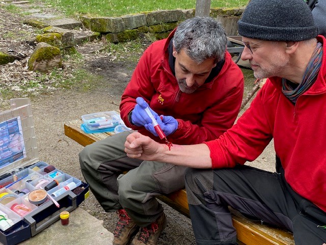 Kunstblut wird aufgetragen © Ulrike Unser (Nationalpark Schwarzwald)