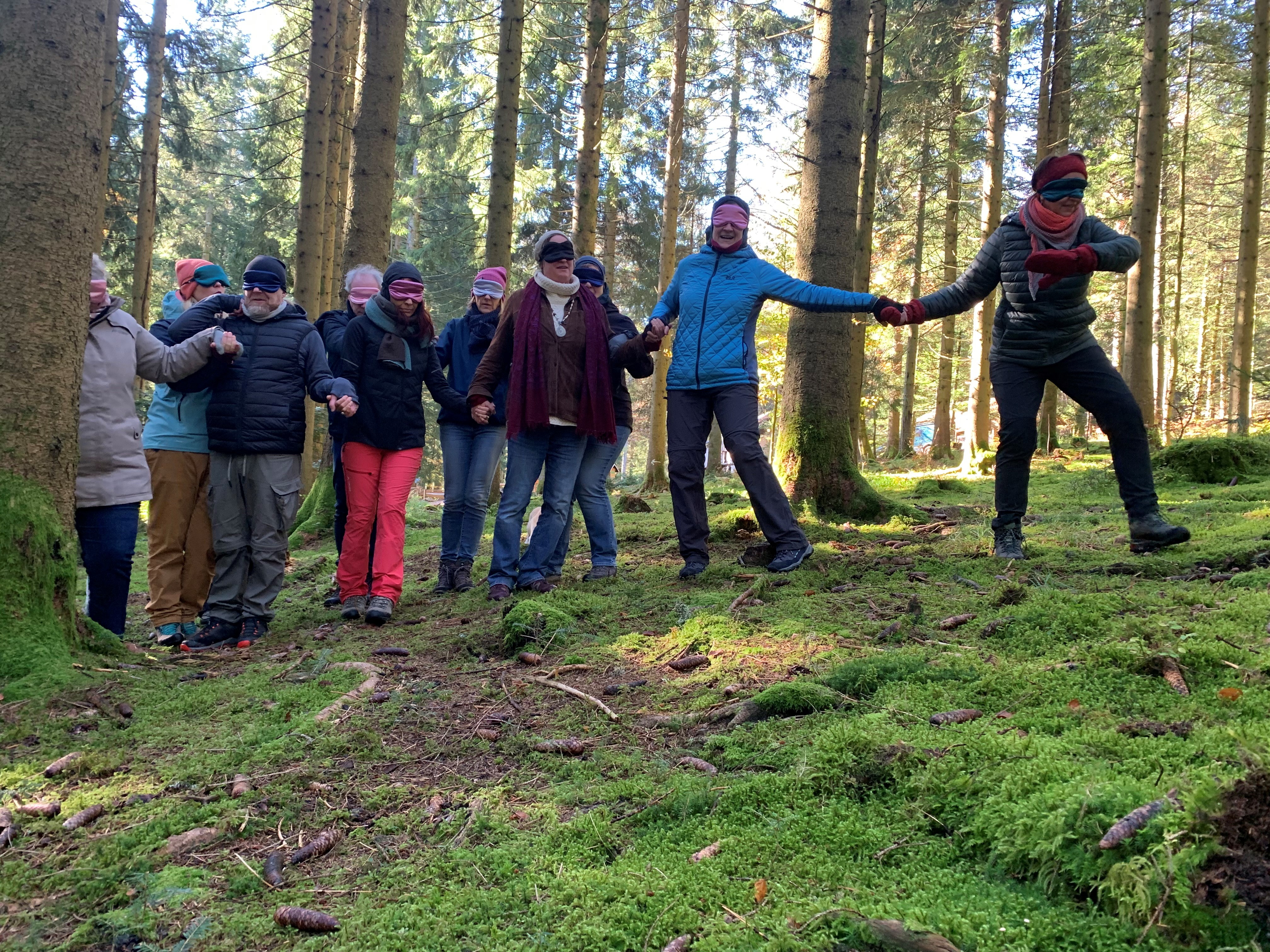 Mit verbundenen Augen erlebt man die Natur auf andere Art und Weise © Luis Scheuermann (Nationalpark Schwarzwald) 