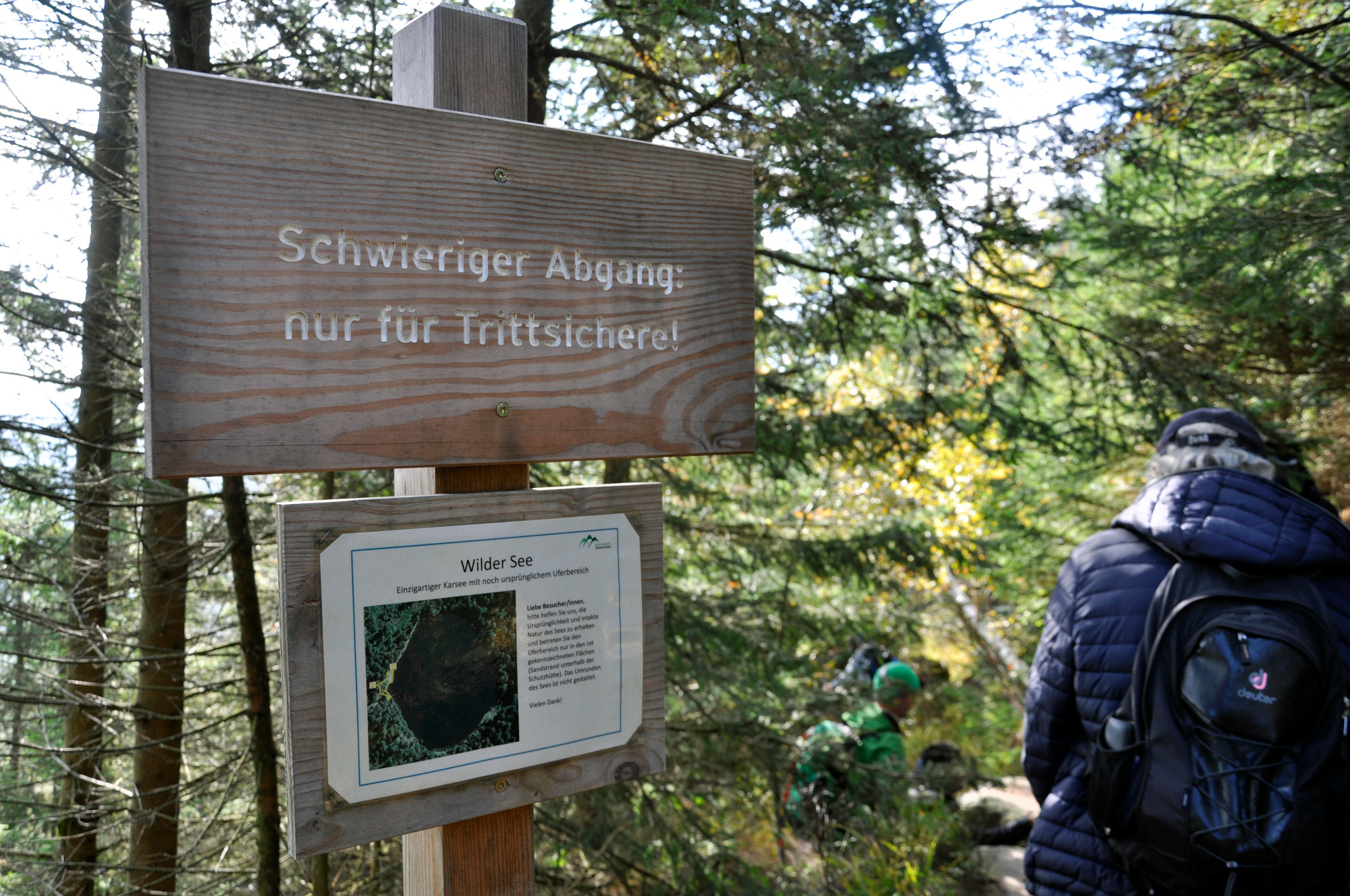 Rangerführung zum Wilden See © Oliver Gewald/ Nationalpark Schwarzwald Ein Holzschild mit der Aufschrift: Schwieriger Abgang: nur für Trittsichere!