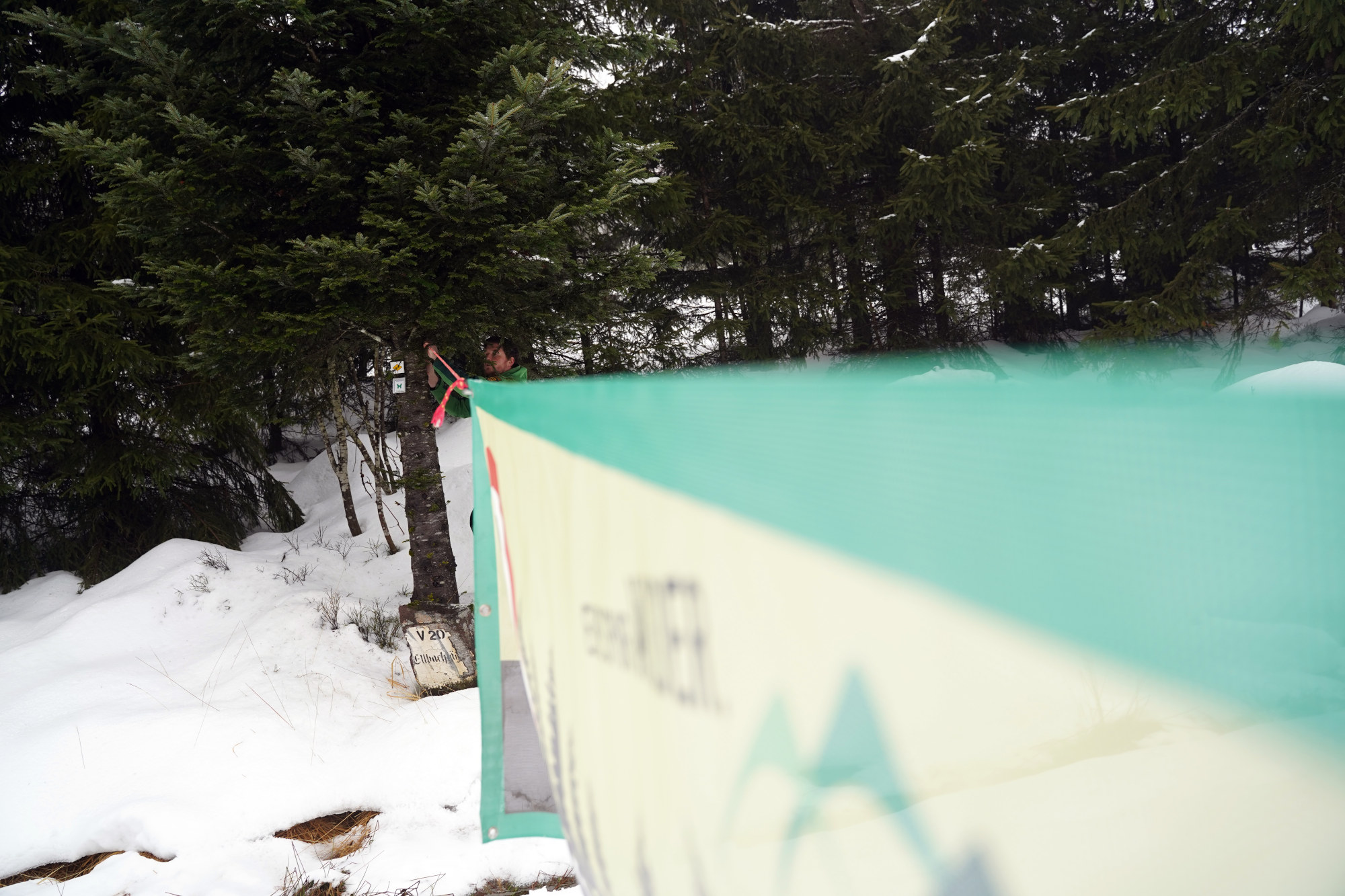Über einem verschneiten Waldweg hängt ein breites Banner mit dem Hinweis, dass dieser Weg gesperrt ist und dem Logo des Nationalparks Schwarzwald
