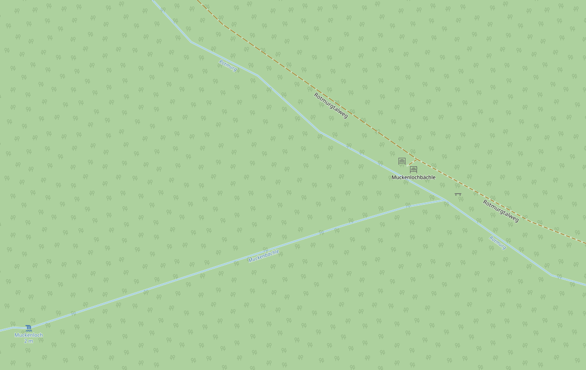 Ausschnitt aus einer Kartendarstellung, es ist ein blauer Marker an einem Wegpunkt am Ufer des Baches Rotmurg zu sehen. Das Bild ist mit einem Link hinterlegt, der direkt zum freien Kartendienst Open Street Map führt. Dort kann man dann in die Karte hinein- und herauszoomen.