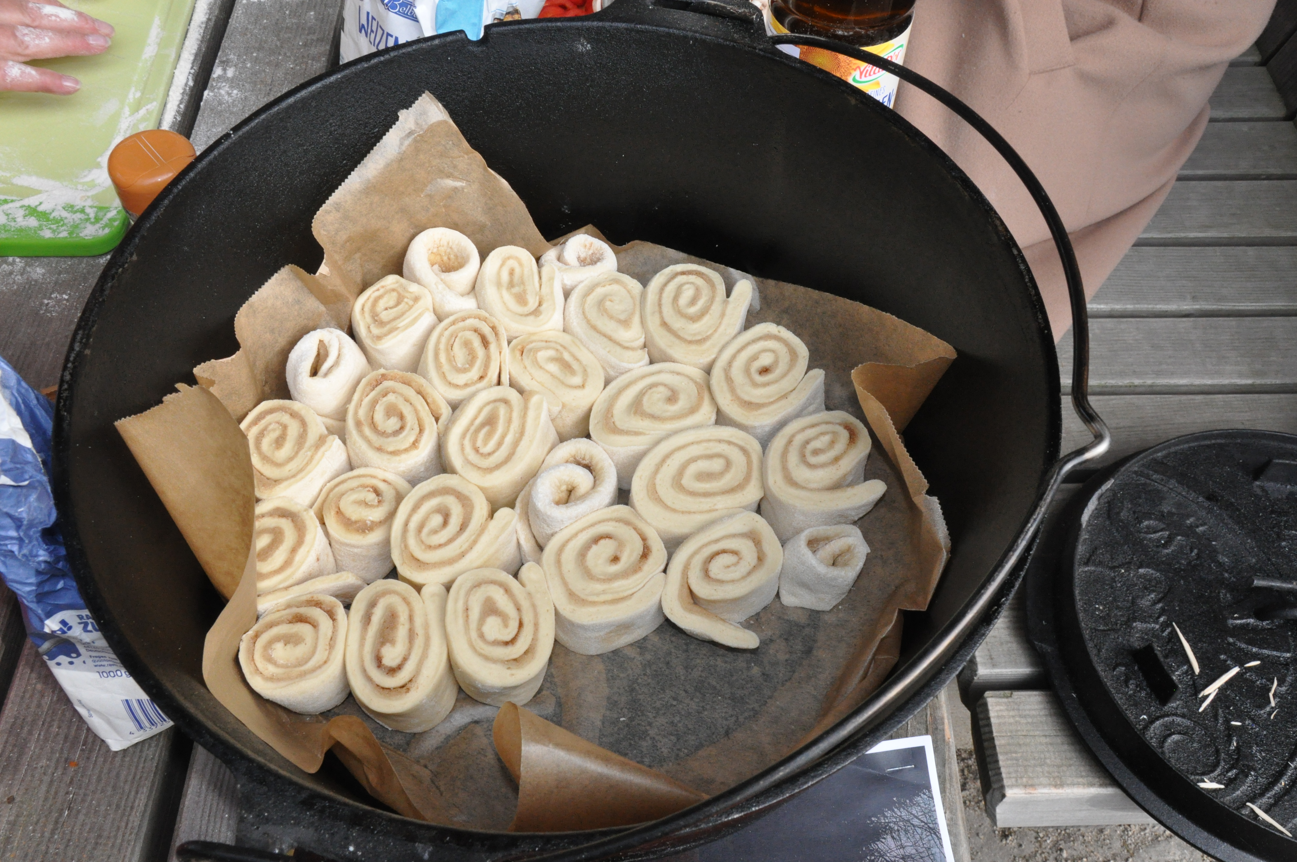 Gerollte Zimtschnecken in einer Topf bereit zum Backen