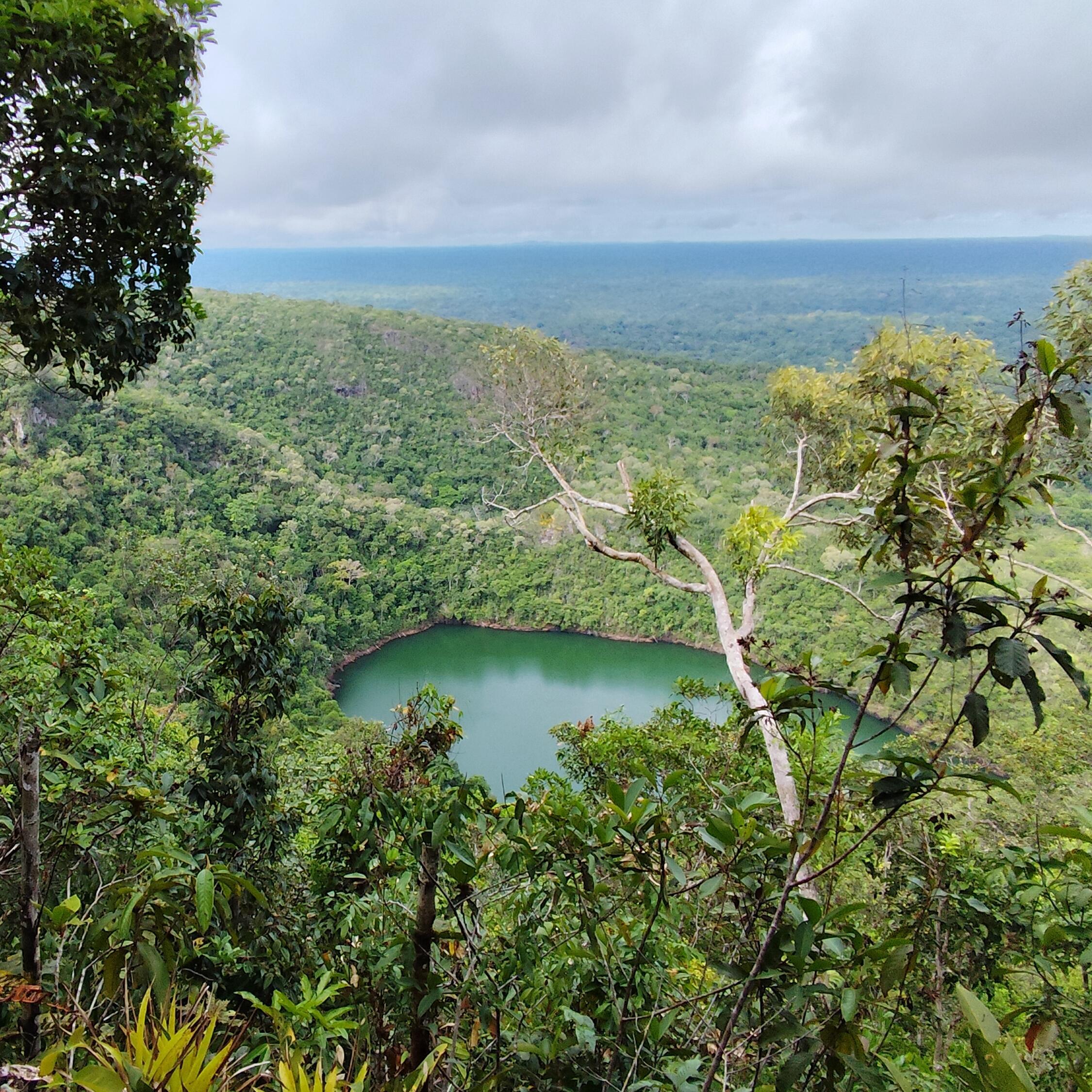 Blick auf einen See im Herzen des Pico da Neblina Nationalparks in Brasilien