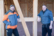 Die Zimmermänner Hans-Peter Steimle und Stefan Huber präsentieren stolz "ihre" Hütte