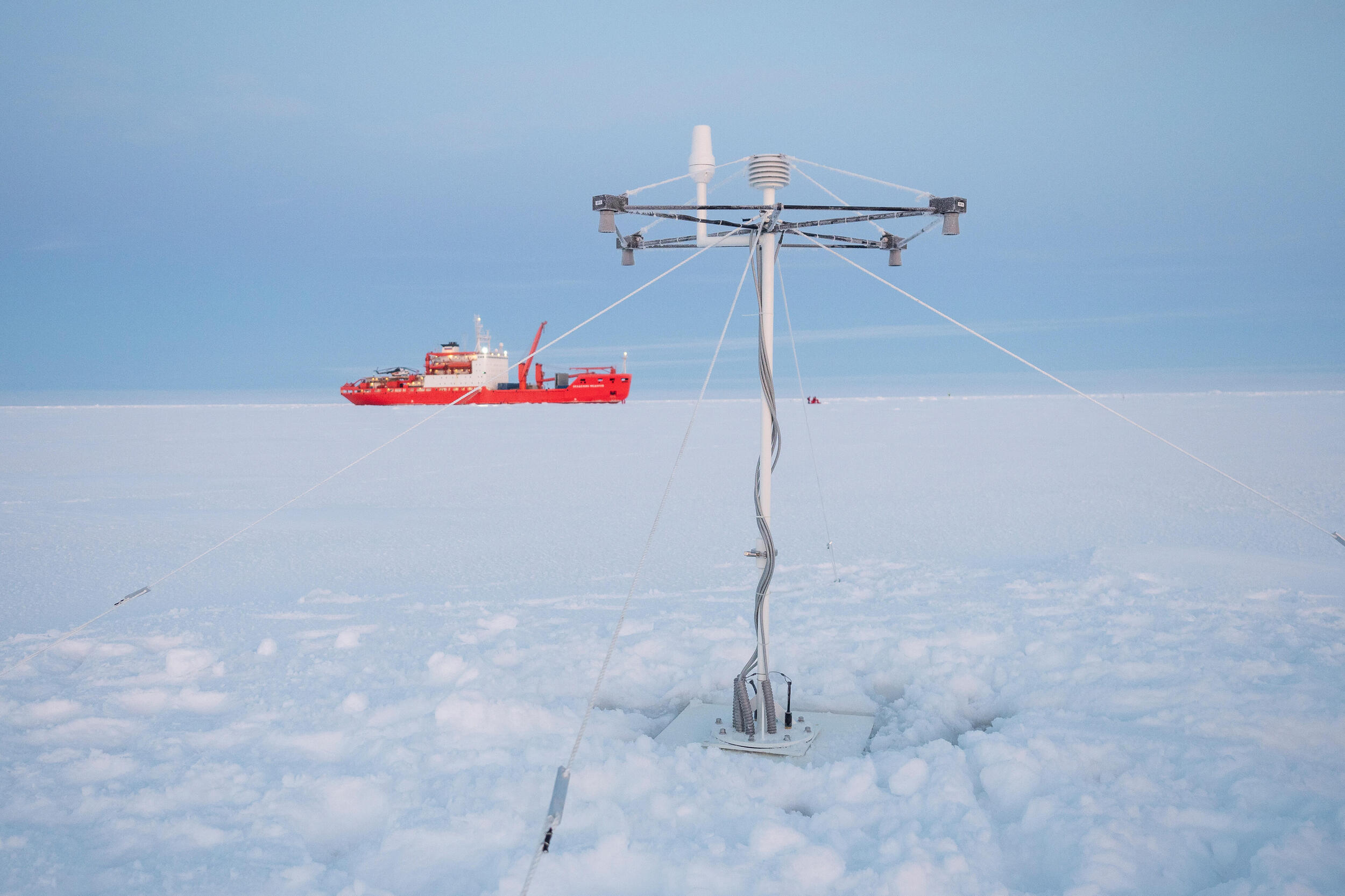 Rotes Icebreaker-Schiff fährt durch Eismeer - Foto: © Jan Rohde