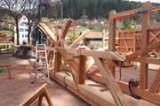 Passgenaue Holzbauteile warten darauf montiert zu werden
