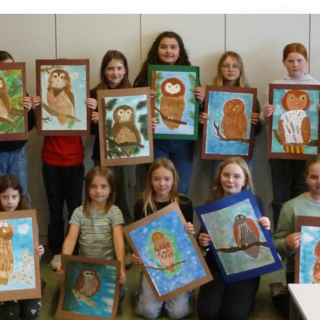 Klassenfoto der Realschulklasse 5b, Rheinmünster, mit Kunstwerken © Susanne Müller