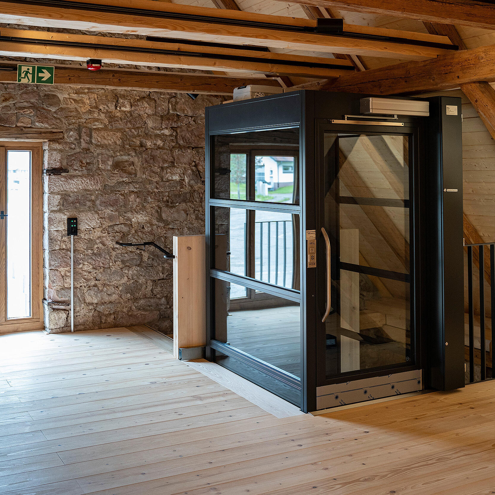 Fahrstuhl zum Obergeschoß