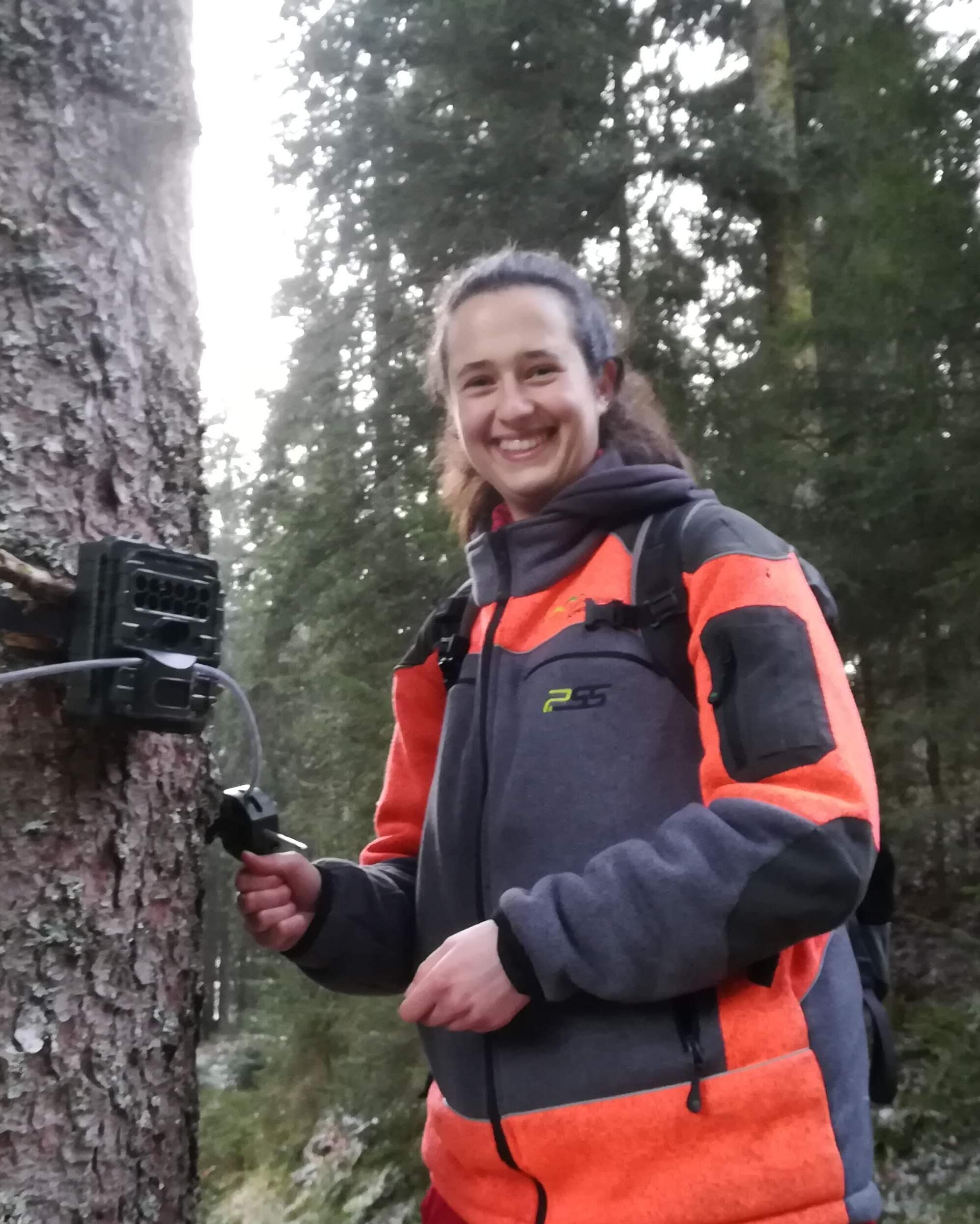 Sarah an einer Wildtierkamera