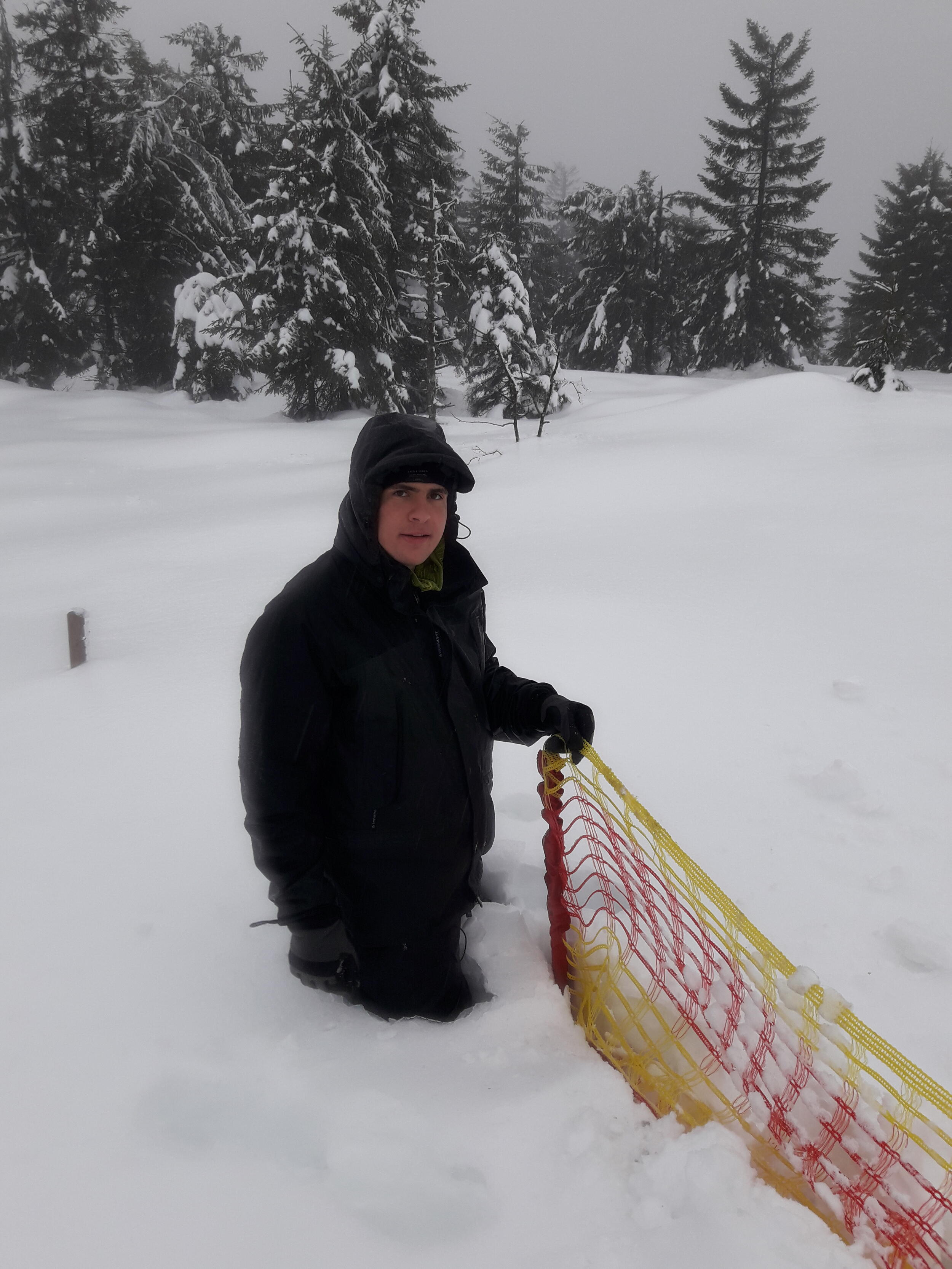 Jonas beim Ausbuddeln des Schneezauns 