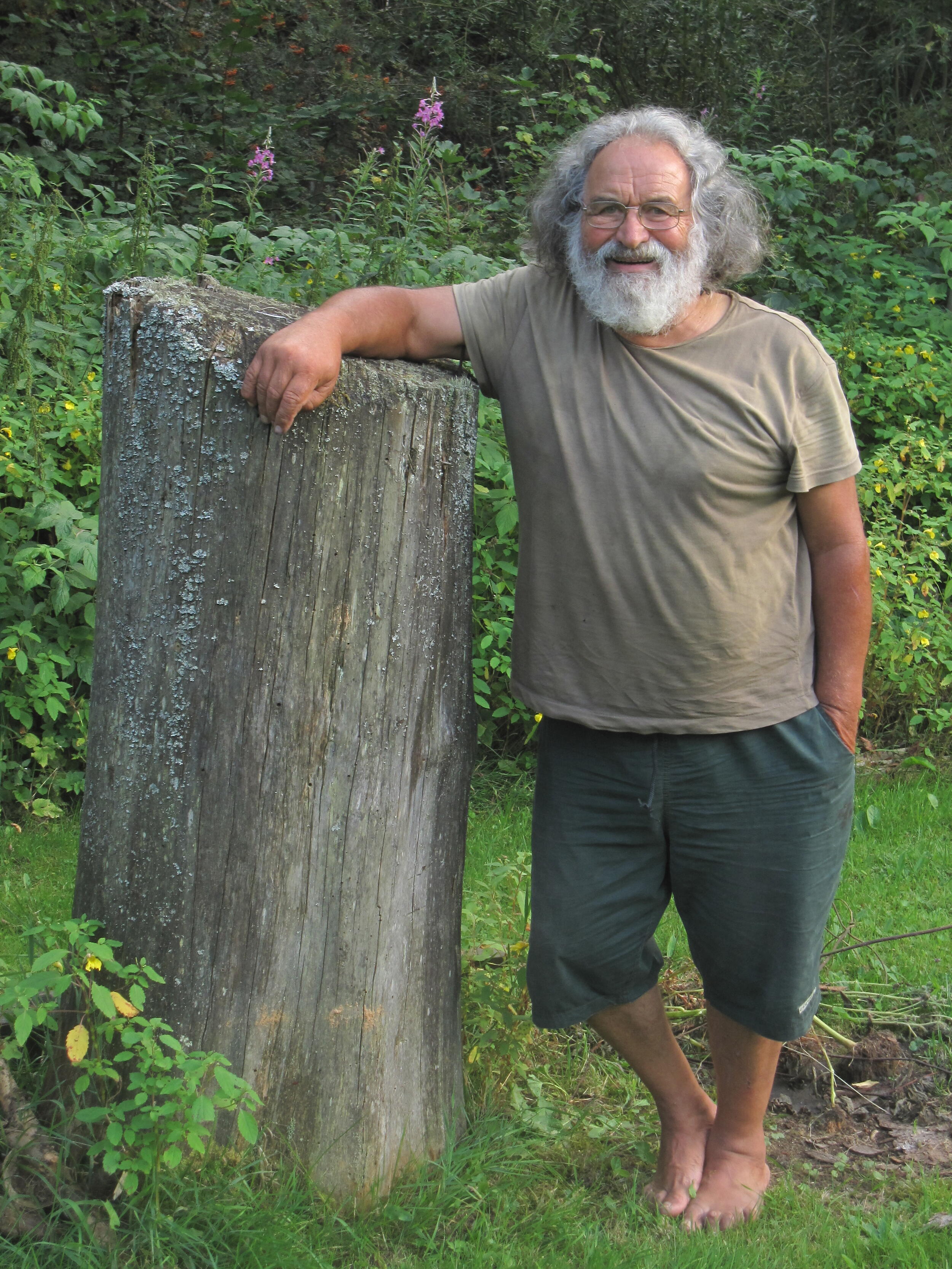 Walter Trefz hat Spuren hinterlassen. © Bernhard Wagner Ein Mann lehnt an einem Baumstumpf. Foto: Bernhard Wagner