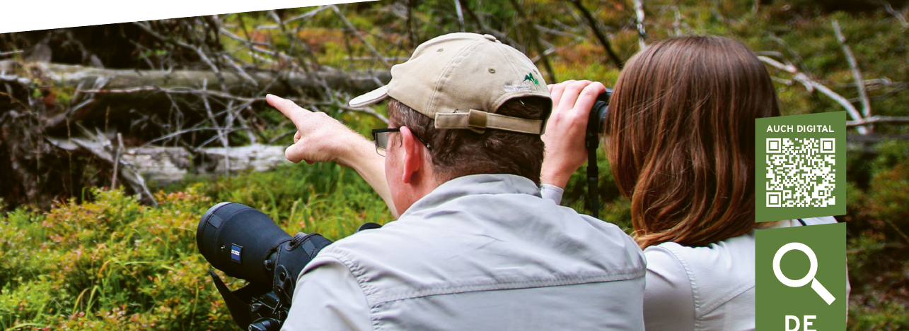 Coverbild der Forschungsbroschüre: Aufnahme von Beobachtern mit Fernglas und Fotokamera im Gelände.