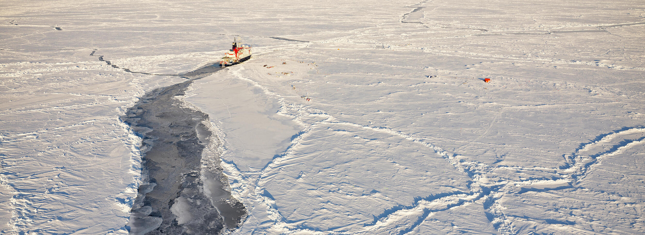 Die POLARSTERN bahnt sich ihren Weg durch Packeis