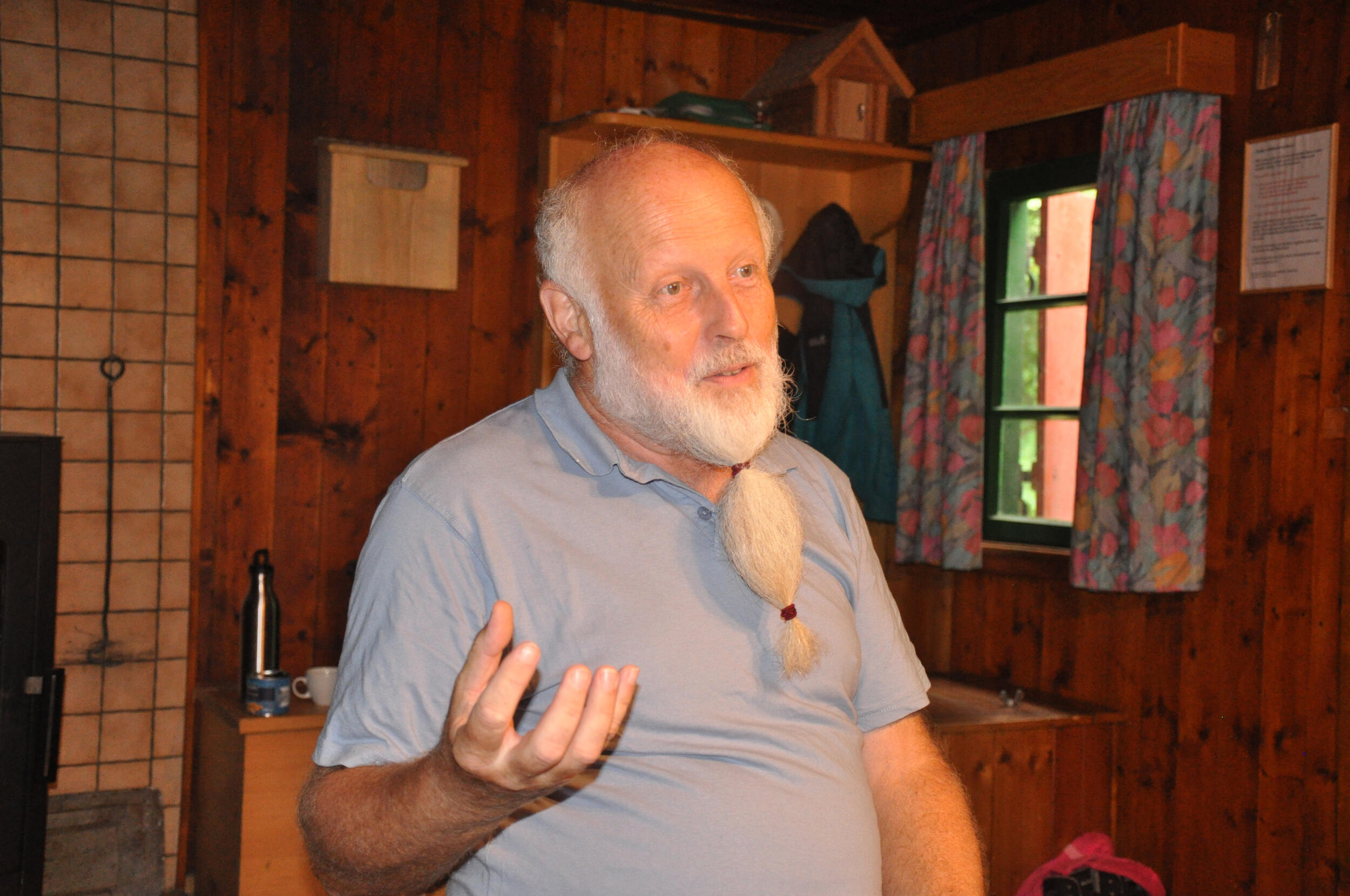 Der Zopfbart ist sein Markenzeichen: Thomas Hörnle. © Iris Lemanczyk Ein Mann in grauer T-Shirt mit weißem Bart. Foto: Iris Lemanczyk