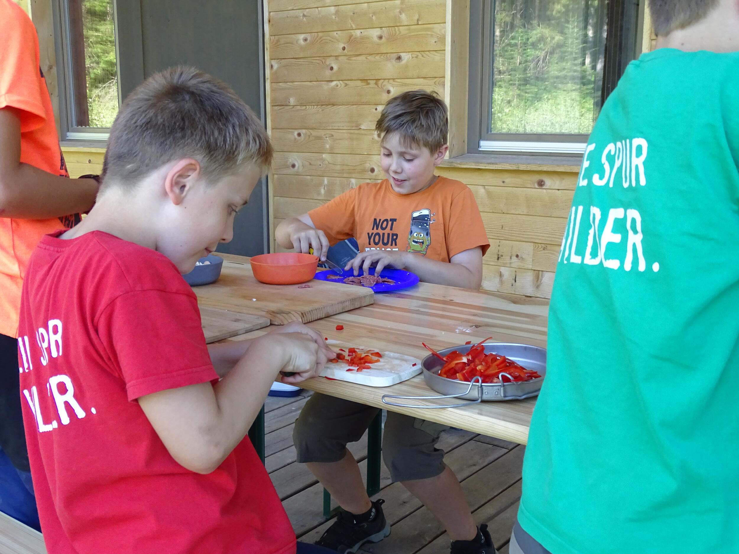 Juniorranger beim Kochen © Lukas Schmidt (Nationalpark Schwarzwald)