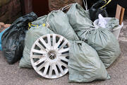 Müllbeutel und alte Radkappe