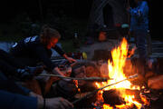 Gemeinsame Stärkung am Lagerfeuer