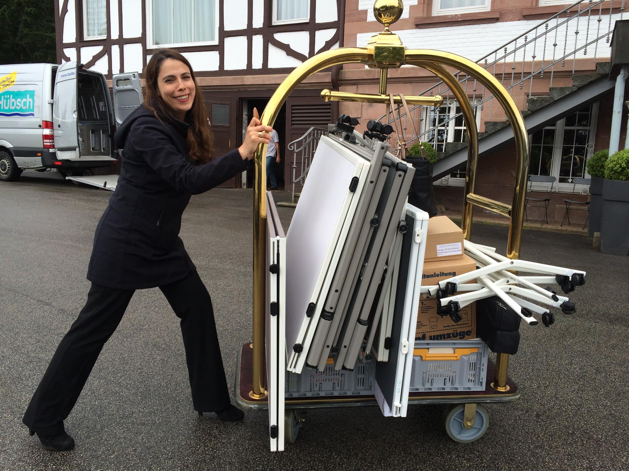 Eine Frau schiebt einen Wagen mit Präsentationsmaterial. Foto: Nationalpark Schwarzwald