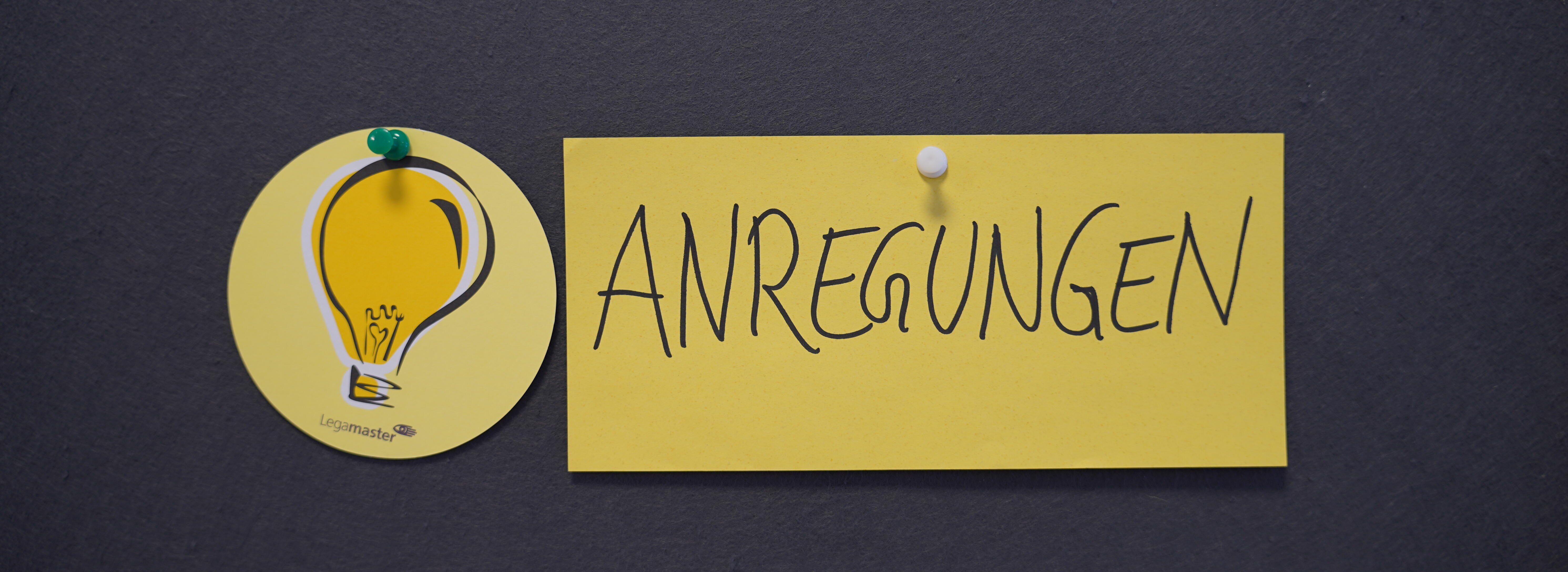 Gelbes post it auf einer Pinwand mit dem Wort "Anregungen"