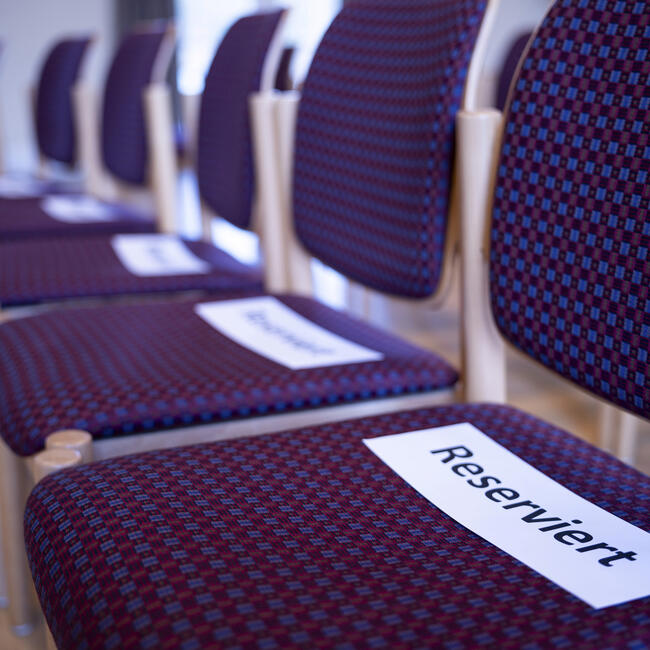 Stühle mit einem "reserviert"-Schild. Foto: Daniel Müller 