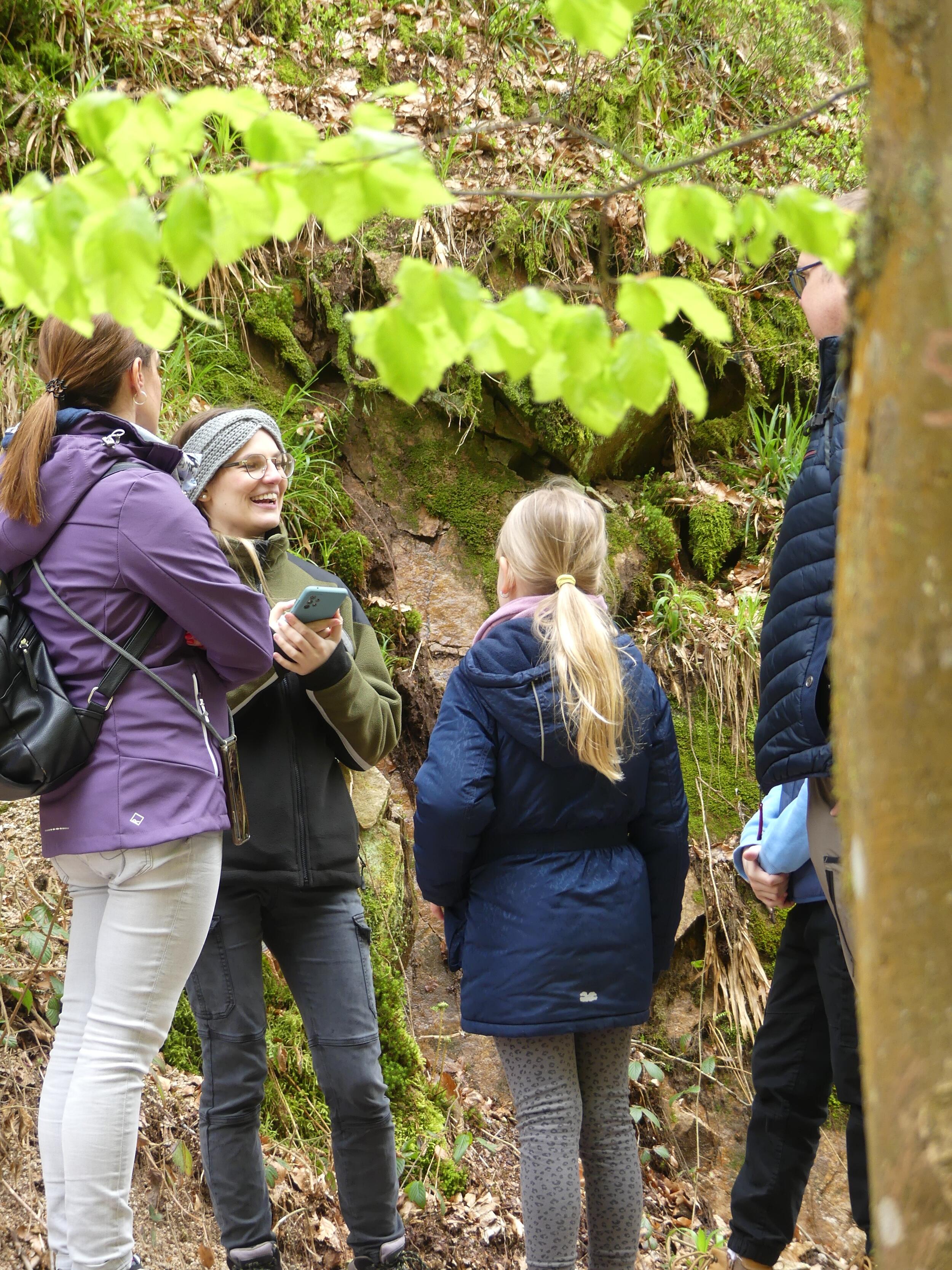 Abb. 1: Eine Studentin befragt Besuchende am Wasserfallweg in Allerheiligen. Foto: Jana Steinhilber