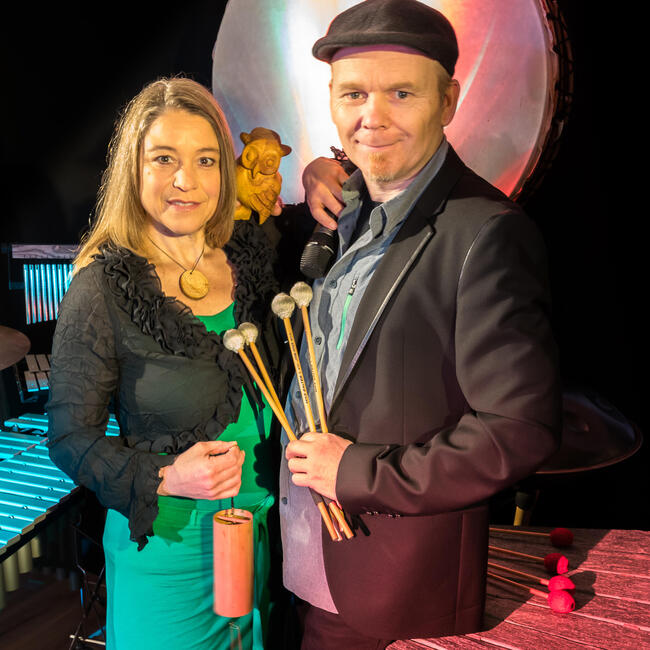 Eine Frau und ein Mann stehen vor zwei Instrumenten. Foto: Ursula Wendeberg