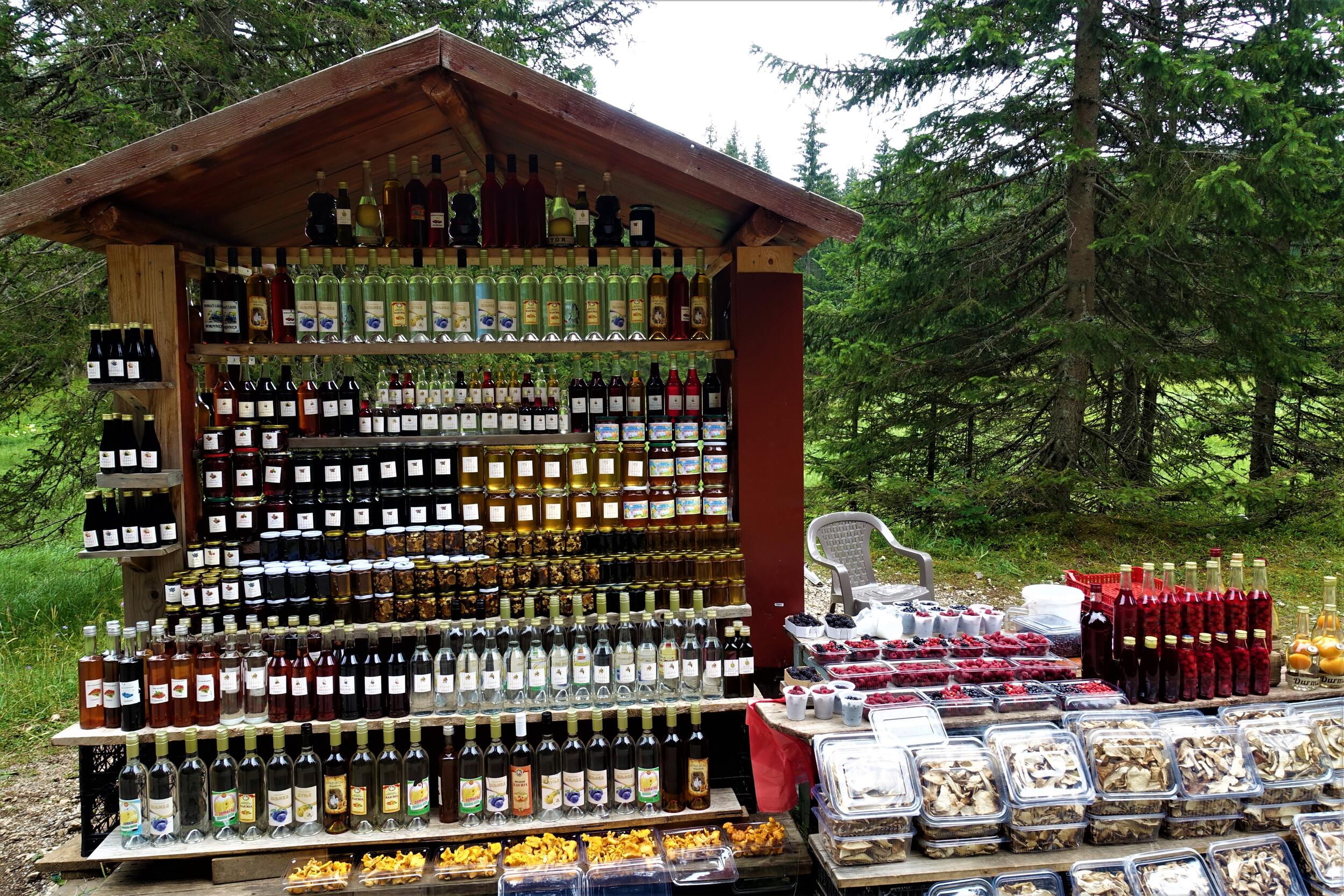 Kleine Verkaufshütte mit Souvenirs wie zum Beispiel Honig, Beeren, Pilze