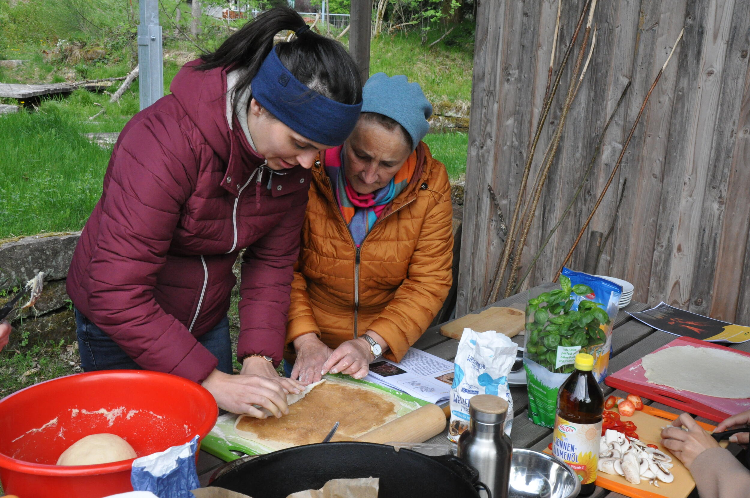 Zwei Frauen rollen Zimtschnecken