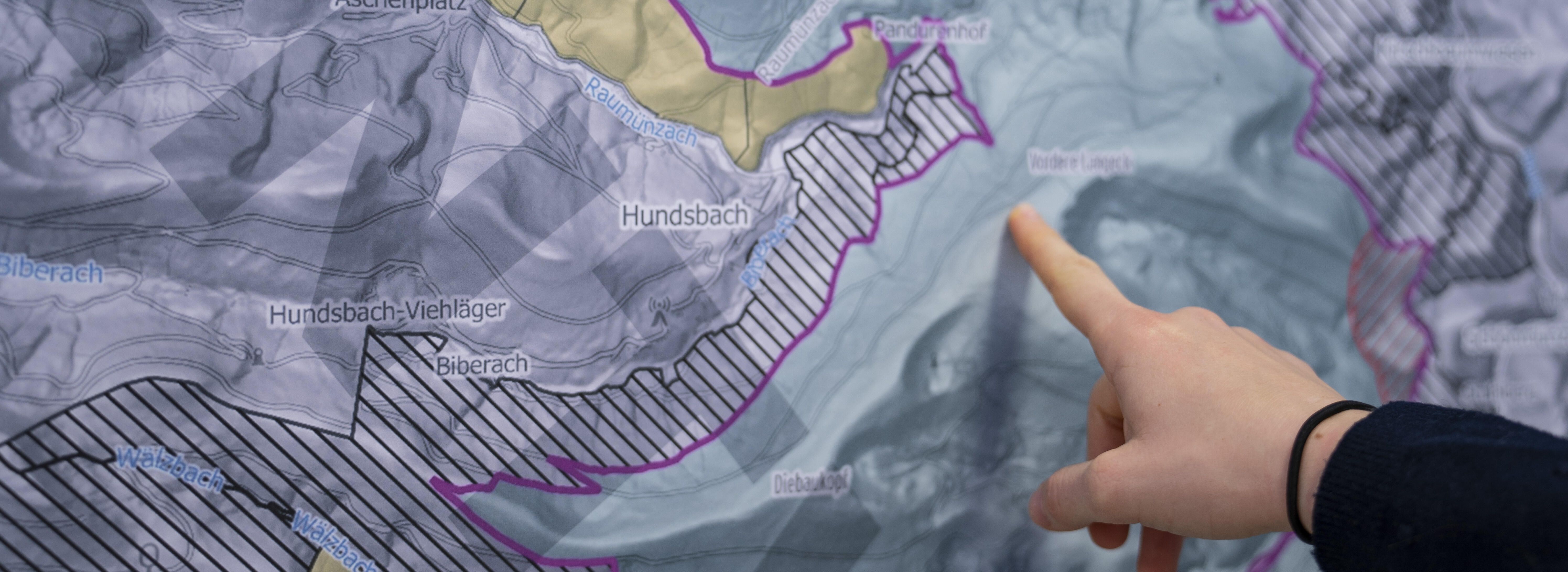 Hand zeigt auf Karte - Foto: © Daniel Müller (Nationalpark Schwarzwald)