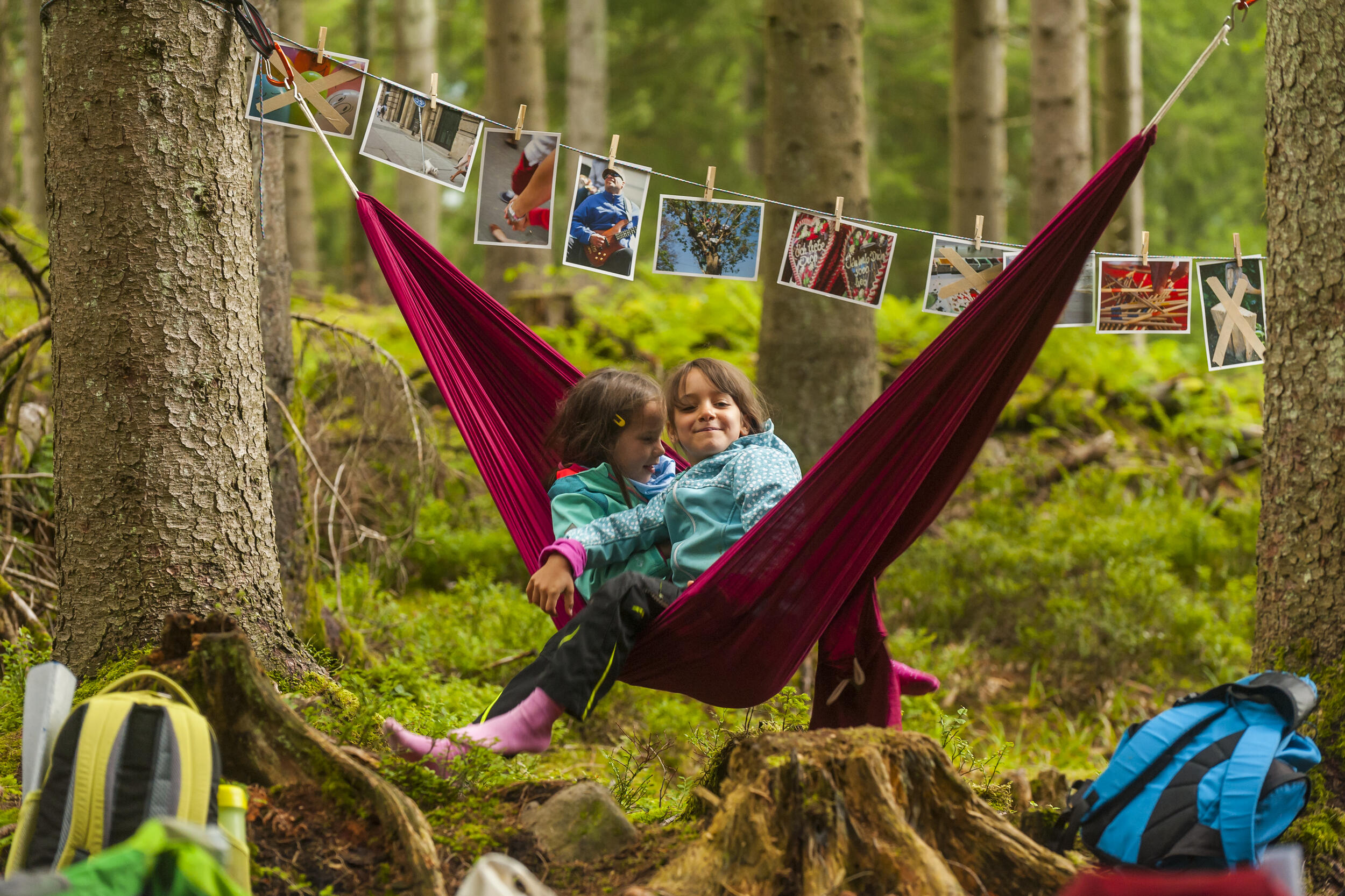 Zwei Mädchen in einer Hängematte mit Bildern im Hintergrund © Luis Scheuermann (Nationalpark Schwarzwald)