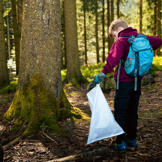Freiwilliger Helfer beim CleanUp day im Nationalpark Schwarzwald © Benedikt Huck (Nationalpark Schwarzwald)