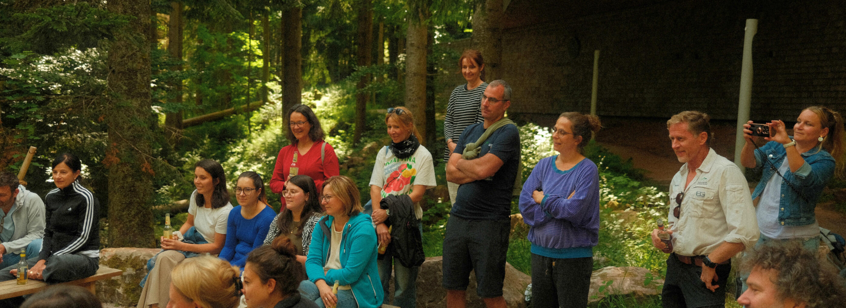 Menschen im Wald. Foto: Jonas Wolf