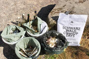 Müllbeutel mit der Aufschrift "clean up days"