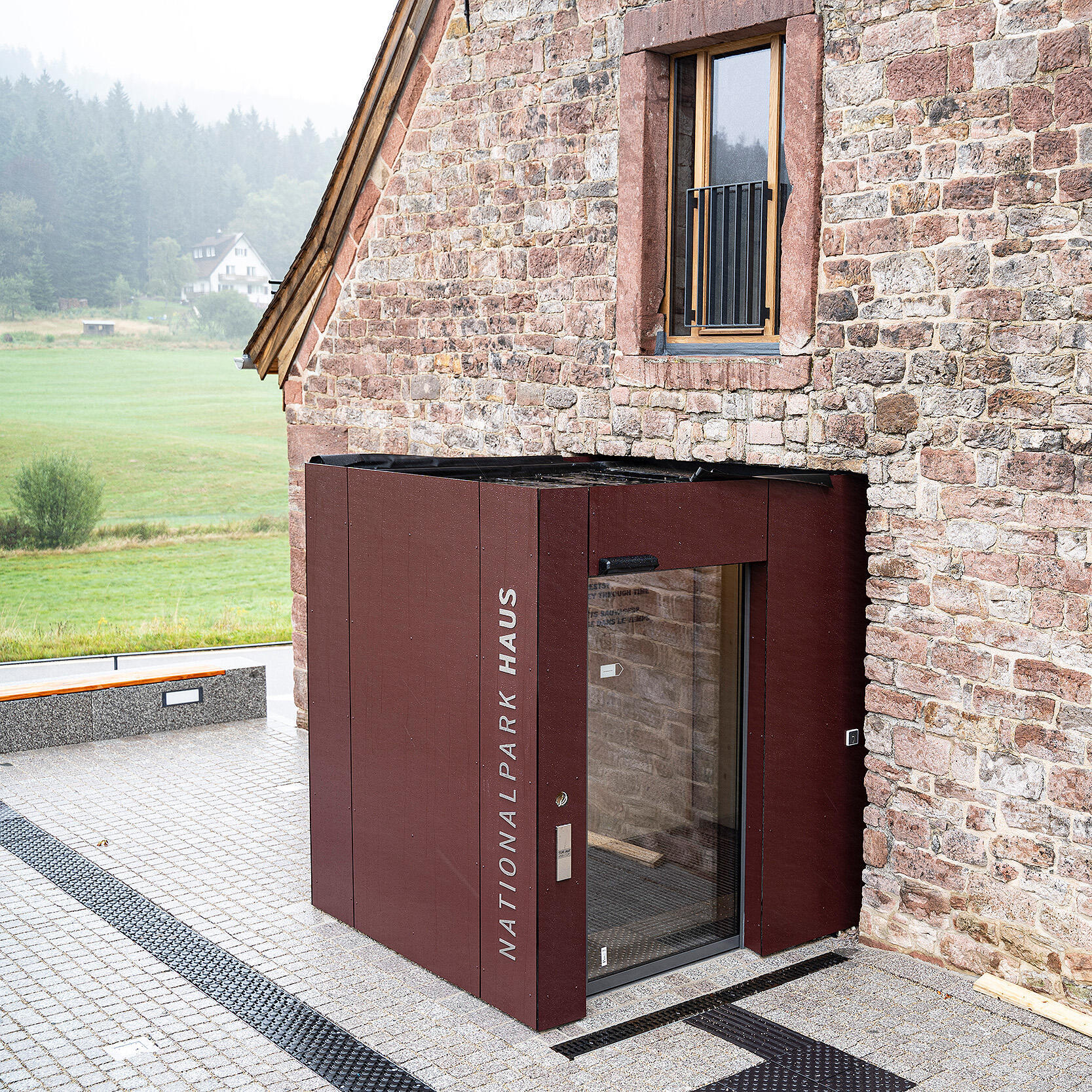 Eingang zum Nationalparkhaus mit automatischer Schiebetür - Foto: © Daniel Müller (Nationalpark Schwarzwald) Eingang zum Nationalparkhaus mit automatischer Schiebetür